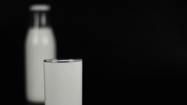 Una botella de leche y un vaso de leche — Vídeo de stock