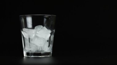 Siyah bir arka plan üzerinde tornavida kokteyller