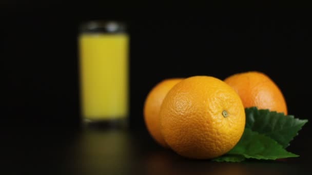 Recentrage avec du jus d'orange dans un verre — Video