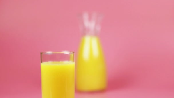 Sumo de laranja em vidro e garrafa — Vídeo de Stock