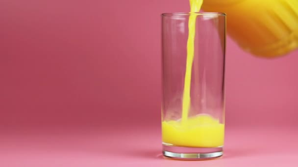 Jugo de naranja en vaso y botella — Vídeo de stock