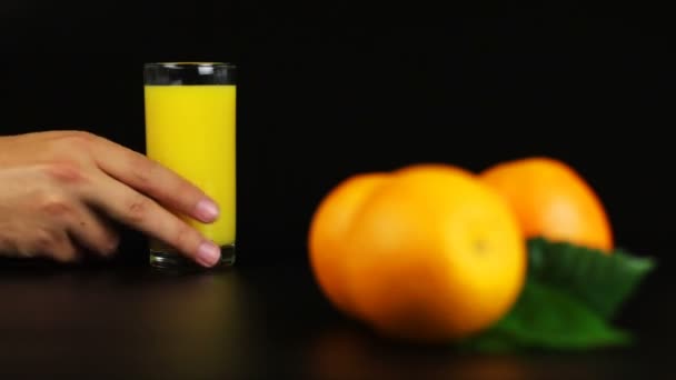 Людина п'є апельсиновий сік — стокове відео