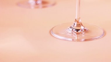 bardak şampanya krem bir arka plan üzerinde