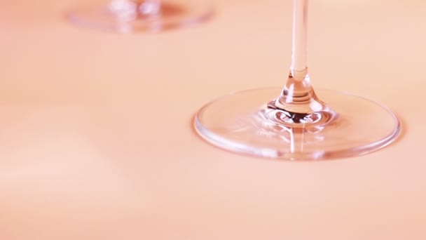 Gläser Champagner auf cremefarbenem Hintergrund — Stockvideo