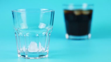 Cola cam içine mavi bir arka plan üzerine dökün.