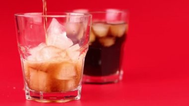 Cola cam içine kırmızı zemin üzerine dökün.