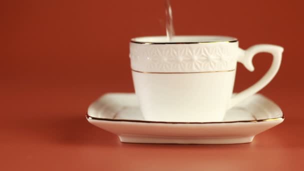 暖かいカップのコーヒーを茶色の背景に — ストック動画