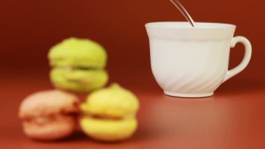Kahve macaroons kahverengi zemin ile.