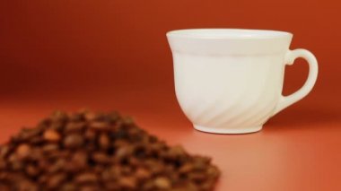 kahve fincanı ve fasulye kahverengi zemin.