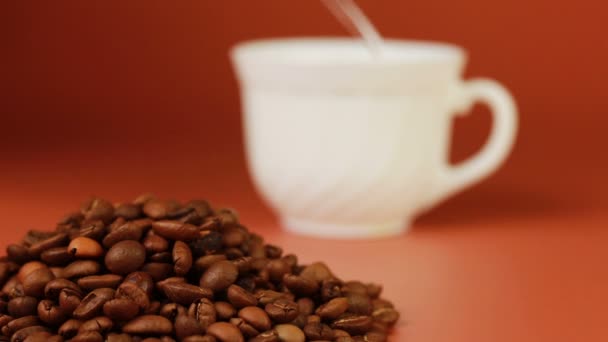 Tazza di caffè e fagioli su sfondo marrone . — Video Stock