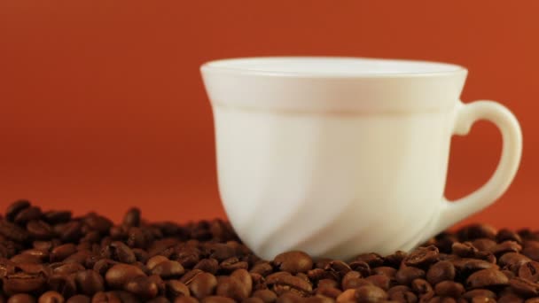 Colher homem impede o café em um fundo marrom — Vídeo de Stock