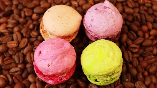 Macaroons e grãos de café — Vídeo de Stock