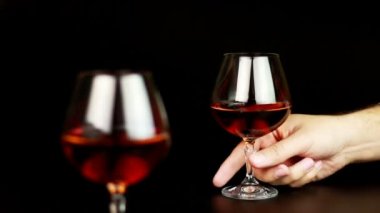 Siyah arka plan üzerinde bir bardak brendi ile çıkart