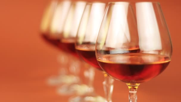 Bicchiere di brandy su sfondo marrone — Video Stock