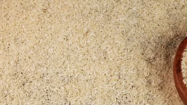 Рис в деревянной тарелке крупным планом — стоковое видео