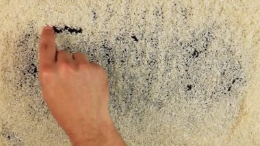 Erkekler el kelime Eko pirinç yüzeyinde çizer.