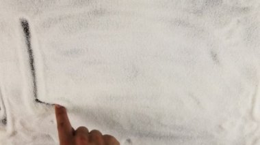 Erkekler el kelime aşk şeker yüzeyinde çizer.