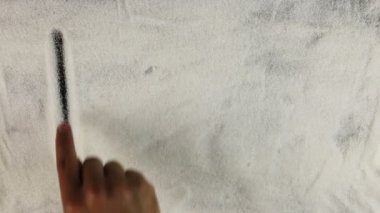 Erkekler el kelime yağ şeker yüzeyinde çizer.