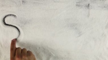 Erkekler el kelime şeker şeker yüzeyinde çizer.