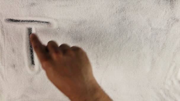Чоловіки малюють слово "я люблю юо" на поверхні цукру — стокове відео
