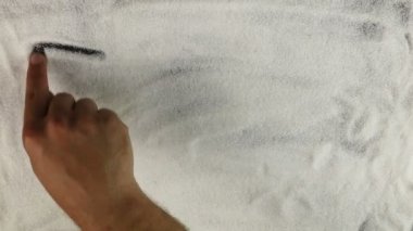 Erkekler el word gıda şeker yüzeyinde çizer.