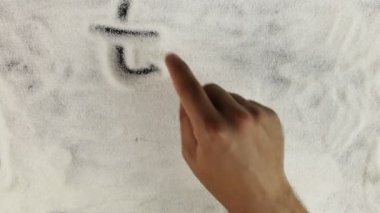 Erkekler el kelime çay saati şeker yüzeyinde çizer.