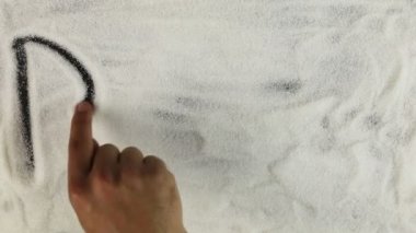 Erkekler el kelime zehir şeker yüzeyinde çizer.