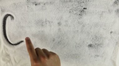 Erkekler el kelime kalori şeker yüzeyinde çizer.