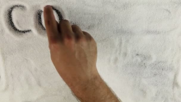 Мужчины рука рисует слово кофе время на поверхности сахара — стоковое видео