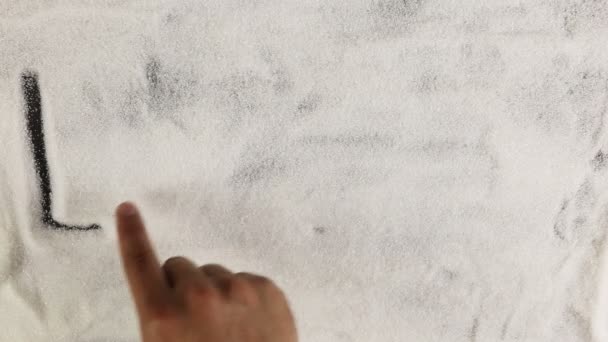 Uomo mano disegna parola lattosio sulla superficie dello zucchero — Video Stock