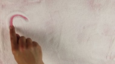 Erkekler el kelime tatlı şeker yüzeyinde çizer.