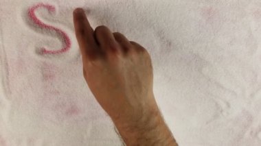 Erkekler el kelime tatlı hayat şeker yüzeyinde çizer.