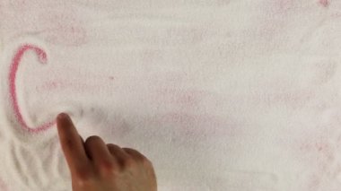 Erkekler el kelime kalori şeker yüzeyinde çizer.