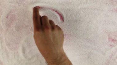 Erkekler el kelime kalp işareti şeker yüzeyinde çizer.