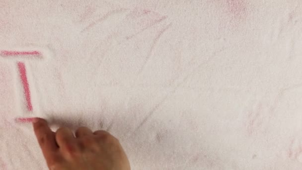 Männerhand zeichnet Wort, das ich liebe Yuo auf die Oberfläche des Zuckers — Stockvideo