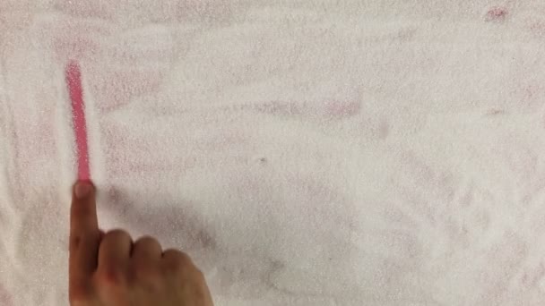 Мужчины рука рисует слова мечты на поверхности сахара — стоковое видео