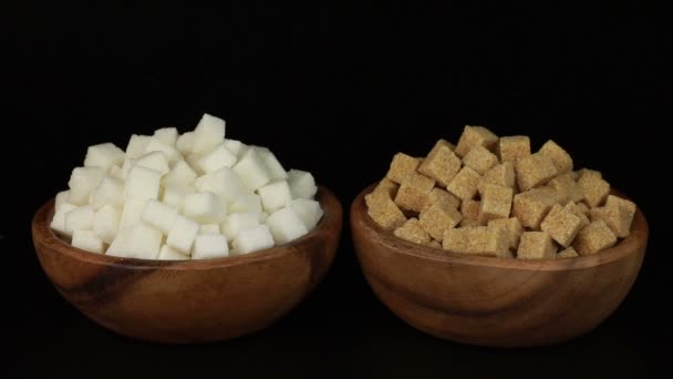 Mans mano recoge un plato lleno de terrones de azúcar en la mesa — Vídeo de stock