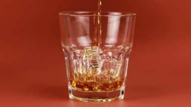 Cam buz küpleri ile içine dökülür varlık viski