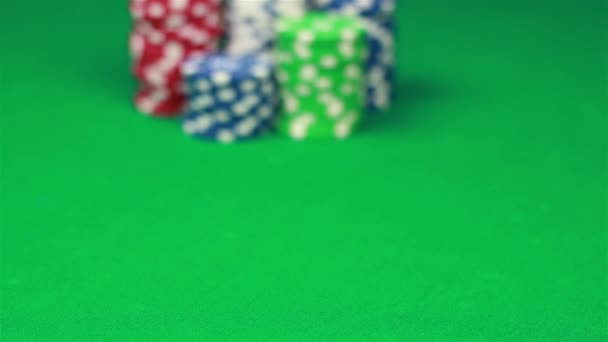 Spingendo chip di poker verso la fotocamera — Video Stock