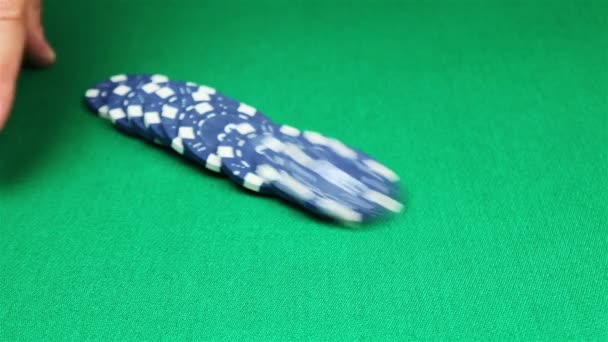 Yeşil casino masaya düşen birçok poker fişleri — Stok video