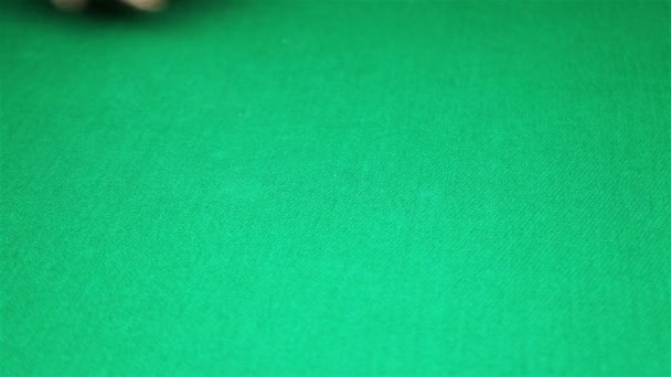 Muitas fichas de poker caindo na mesa de casino verde — Vídeo de Stock