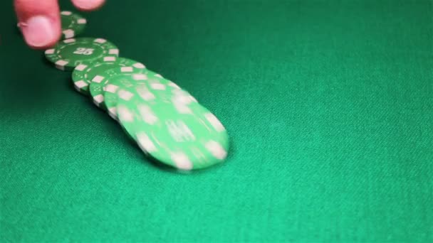 Många pokermarker faller på gröna casino bord — Stockvideo