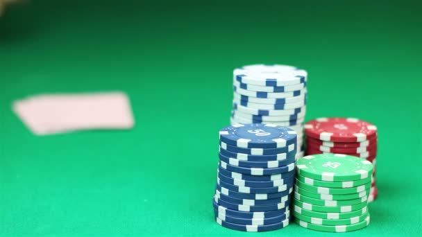 Giocatore di poker mostra la sua buona mano coppia per vincere e fare scommessa — Video Stock
