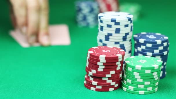 Pokerspeler toont zijn paar goede hand voor win en het doen van de weddenschap — Stockvideo