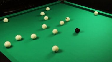 Bilardo topları üçgen vuruşu sırasında