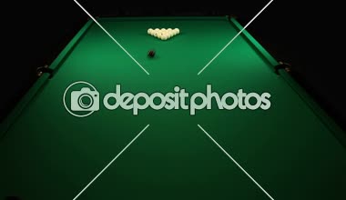 Bilardo topları üçgen vuruşu sırasında