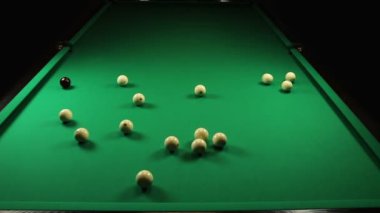 Bilardo topları üçgen vuruşu sırasında
