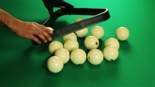 Biljartballen gerangschikt in een driehoek. Groene tafel. — Stockvideo