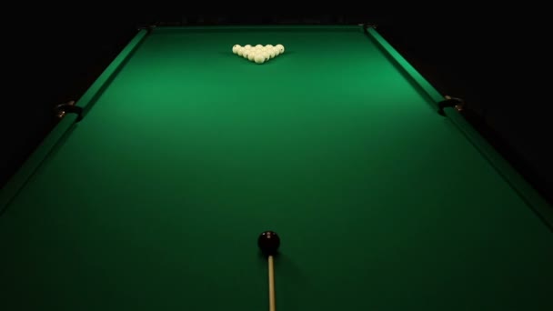 Bilardo topları üçgen vuruşu sırasında — Stok video