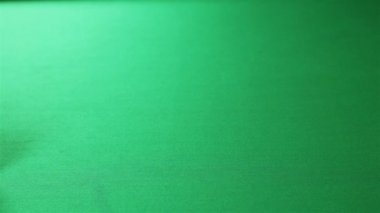 Bilardo topları bir üçgende düzenlenmiştir. Yeşil tablo.